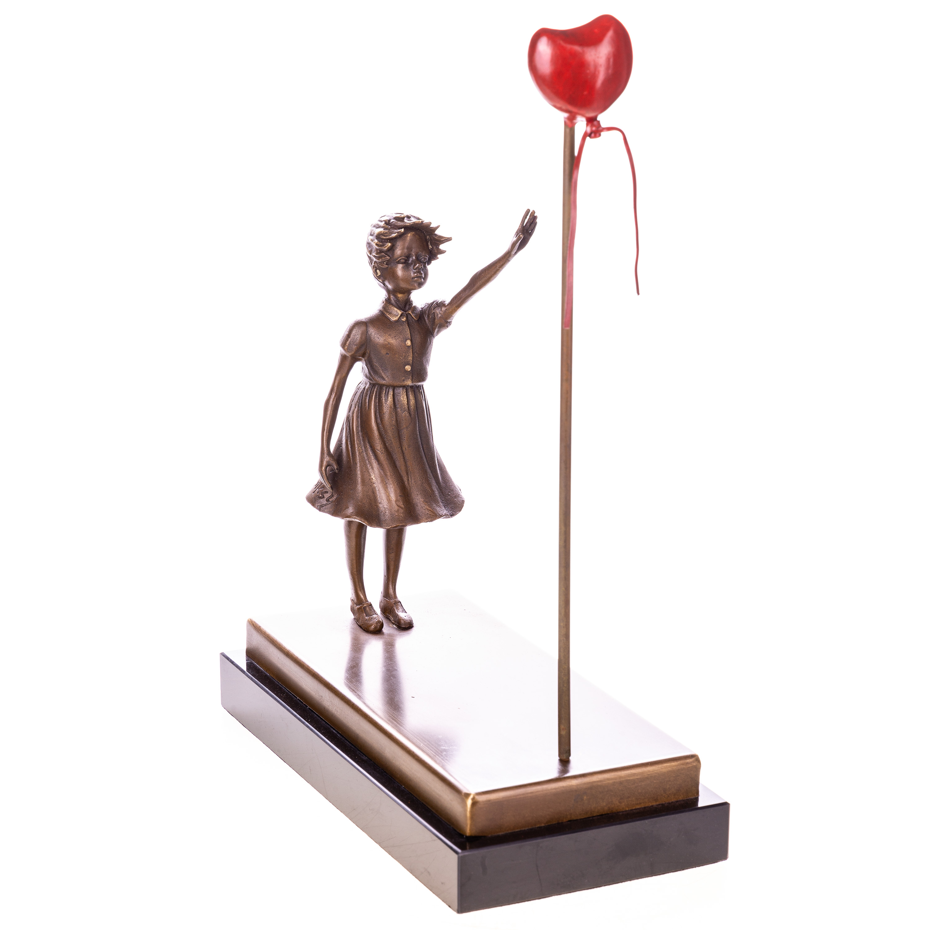 Brons meisje met rode hart ballonbeeld