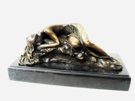 Bronzen beeld slapende vrouw