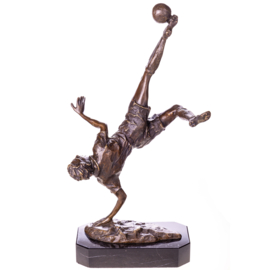 Voetballer met bal bronzenbeeld