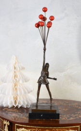 Banksy Flying Balloon Girl bronzenbeeld