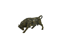 Aanvallende stier bronzen beeld