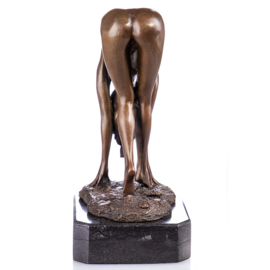 Naakt bukkende bronzen vrouw beeld