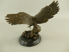 Landende adelaar bronzenbeeld