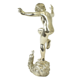 Jongen staand op een slak bronzen fontein