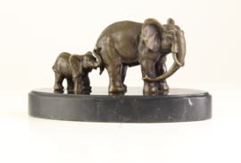 Bronzen olifant met jong beeld