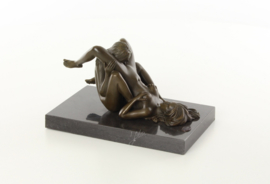 Beffende vrouwen bronzen beeld