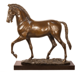 Bronzen paard in piaffe passage