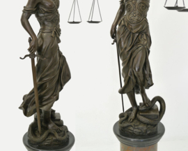 Levensgrote bronzen Justitia beeld