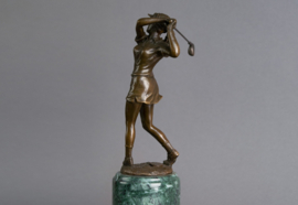Bronzen golfspeelster beeld