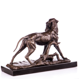 Jachthond met konijn bronzen beeld
