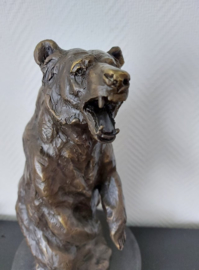 Grizzly beer bronzen beeld