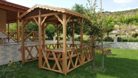 Grenenhouten tuinpaviljoen