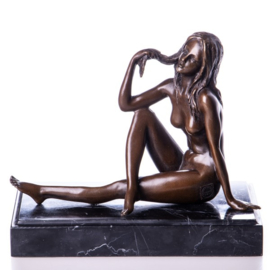 Bronzen naakt zittende vrouw beeld