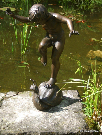 Jongen staand op een slak bronzen fontein