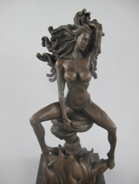 Sexy vrouwelijk naakt bronzenbeeld