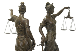Levensgrote bronzen Justitia beeld
