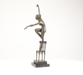 Bronzen danseres op stoel beeld