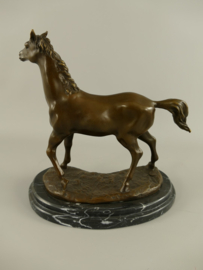 Bronzenbeeld van een sierlijk paard