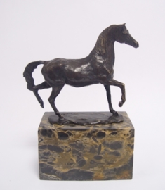 Bronzen paard in piaffe draf beeld