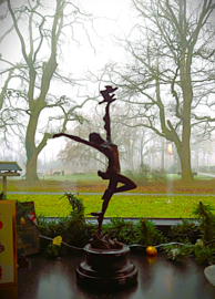 Bronzen danseres met duivenbeeld