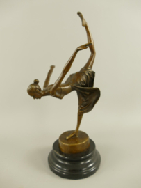 Arabesk danseres bronzenbeeld