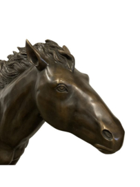 Rennend bronzen paard