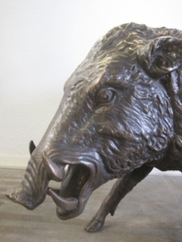 Groot boos bronzen everzwijn beeld