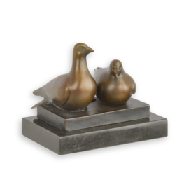Twee bronzen tortelduifjes beeld