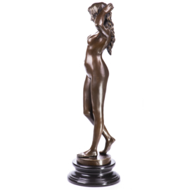 Vrouwelijk groot naakt bronzenbeeld