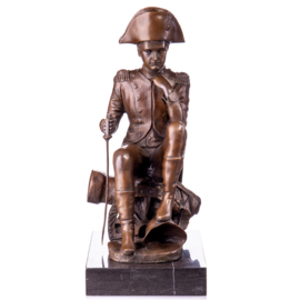 Napoleon zittend op een kanon