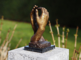 De kathedraal bronzen handen beeld