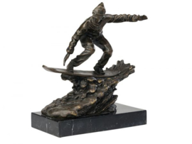 Snowboarder bronzen beeld