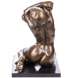 Naakte vrouw trekt BH uit bronsbeeld