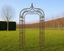 Rozenboogpoort roestbruin ijzer in Gotische stijl