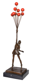 Banksy Flying Balloon Girl bronzenbeeld