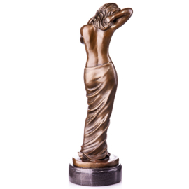 Half naakte bronzen vrouw beeld