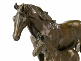 Bronzen moederpaard met veulen beeld
