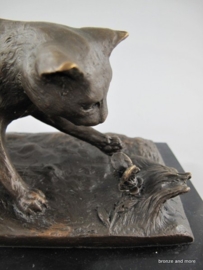 Spelende kat of poes bronzen beeld