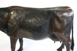 Koe bronzen beeld