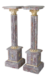 Zuilen en pilaren van marmer of hout