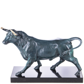 Stier met gouden horens brons beeld