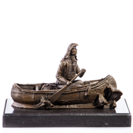 Indiaan in kano bronzen beeld