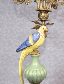 Kandelaars met papegaaien van porselein en brons