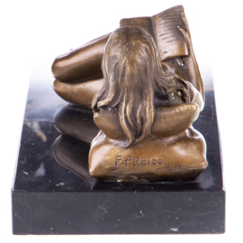 Liggende vrouw​ met boek brons beeld