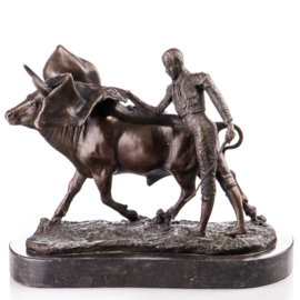 Bronzen beeld torero met toro stier