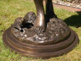 Bronzen fontein vrouw met schelp