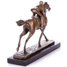 Jockey op renpaard bronzen beeld