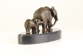 Bronzen olifant met jong beeld