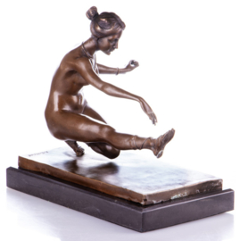 Bronzen naakt balancerende vrouw