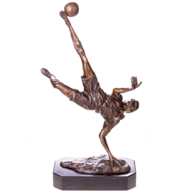 Voetballer met bal bronzenbeeld
